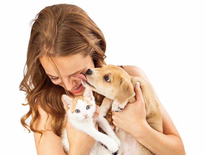 International Kissing Day: celebriamo la connessione con i nostri pet