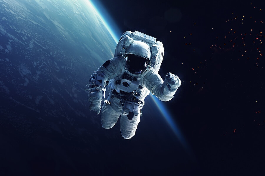 Astronauta che vola nello spazio